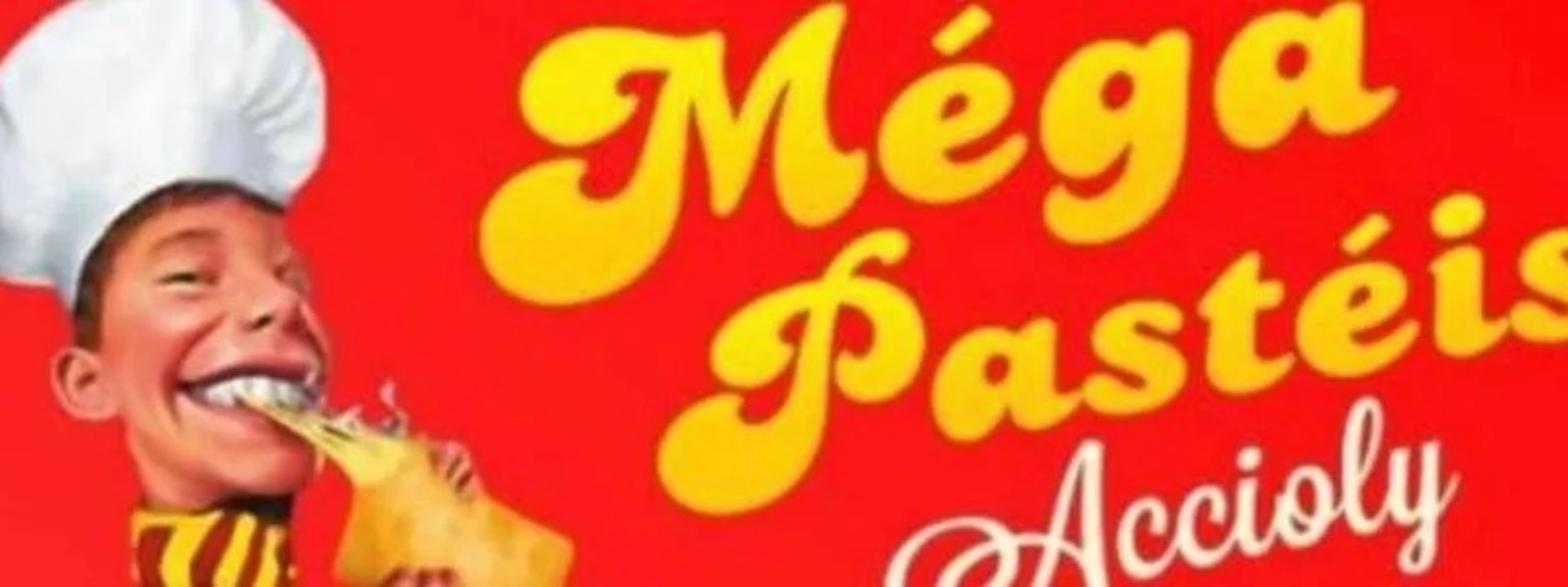 Imagem da Mega Pastéis: personagem com chapéu de cozinheiro comendo um pastel, sobre fundo vermelho e letras amarelas.